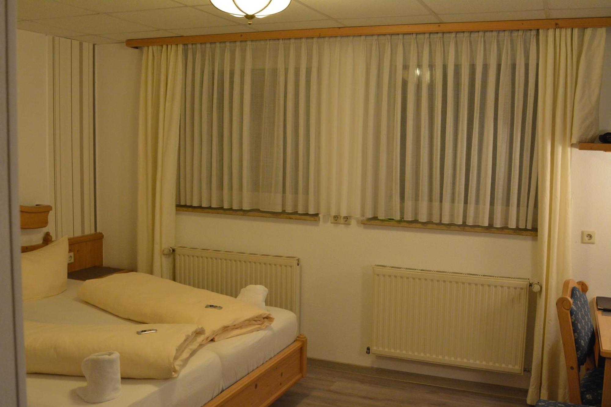 Hotel-Gasthof Zur Rose Weissenhorn Room photo