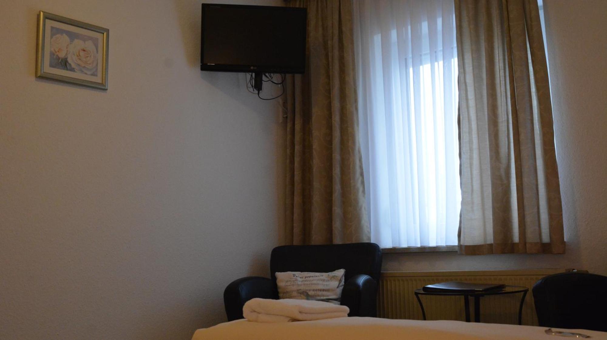 Hotel-Gasthof Zur Rose Weissenhorn Room photo