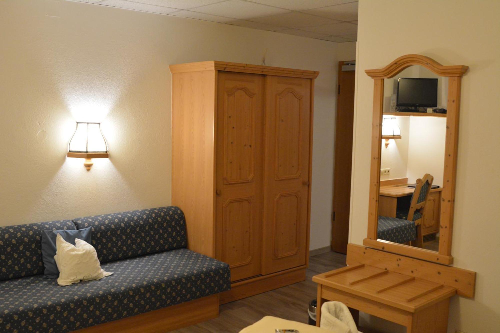 Hotel-Gasthof Zur Rose Weissenhorn Room photo