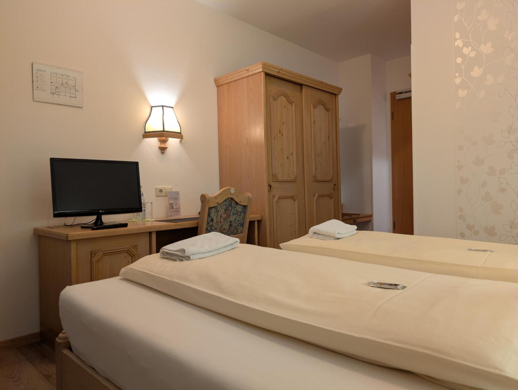 Hotel-Gasthof Zur Rose Weissenhorn Room photo